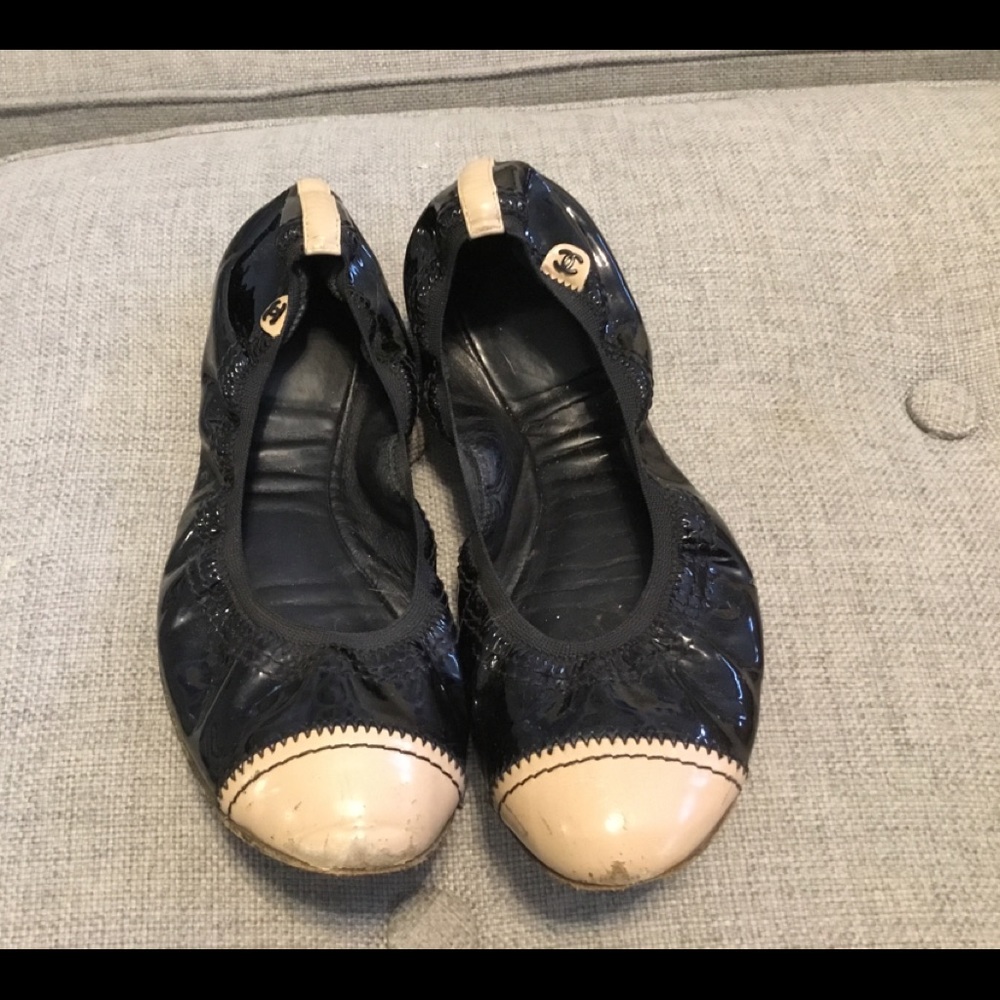 CHANEL black patent leather ballet flats
